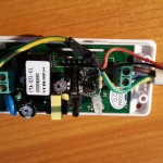 Den Schutzleiter innerhalb des Gehäuses mit Schrumpfschlauch durchgeführt.