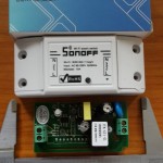 Ein SONOFF mit Verpackung, ausgepackt und mit entferntem Gehäuse. SONOFF unpacked